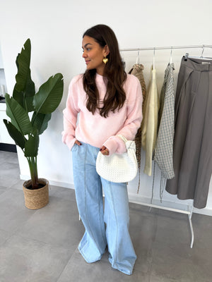 Suus trui & blauwe jeans – lichtroze trui met lange mouwen, gecombineerd met blauwe jeans, vooraanzicht