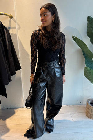 Kaia broek – zwarte vegan leren broek met stoere en stijlvolle uitstraling, vooraanzicht met kanten top