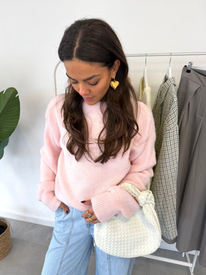 Suus trui & blauwe jeans – lichtroze trui met lange mouwen en zachte stof, gecombineerd met blauwe jeans, vooraanzicht