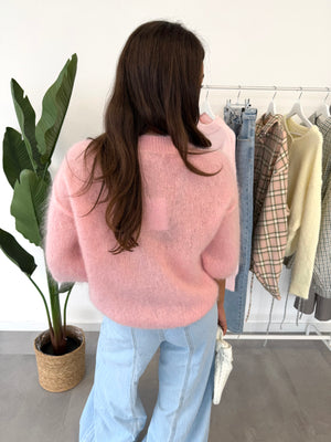 Rosie trui – roze trui met middellange mouwen en zachte, comfortabele stof, achteraanzicht