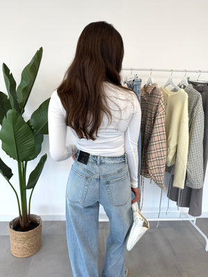 Serena body – witte body met strakke pasvorm en zachte stof, zijaanzicht achteraanzicht