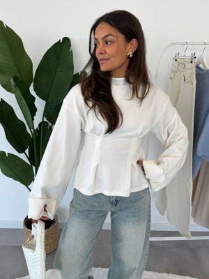 Isola top – witte top met wijde mouwen en een aansluitende taille, close-up vooraanzicht