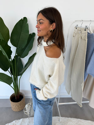 Elvya trui – witte one-shoulder dames trui, close-up van halslijn en zachte stof