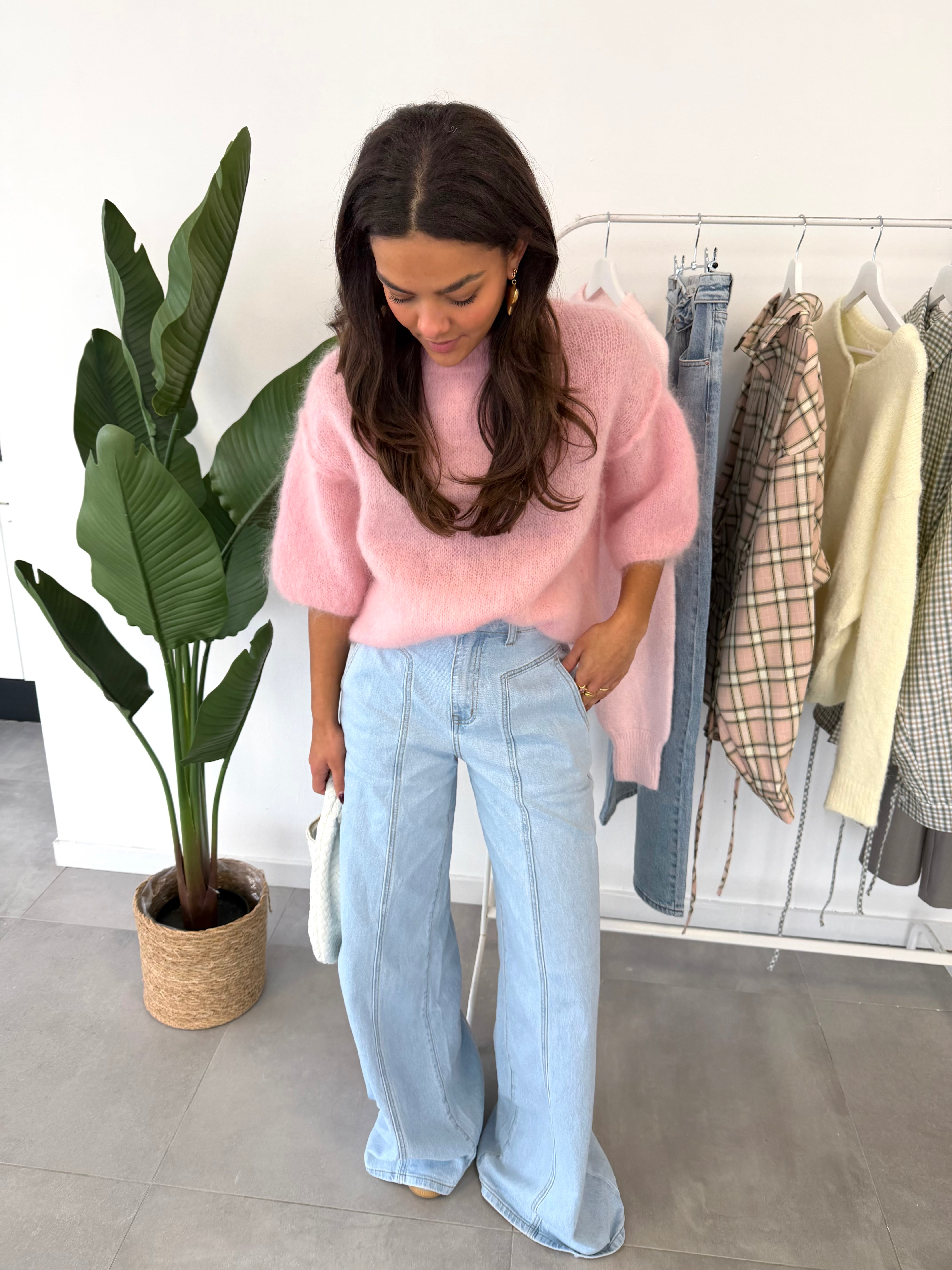 Rosie trui & blauwe jeans – roze trui met middellange mouwen en zachte, comfortabele stof, gecombineerd met een blauwe jeans, vooraanzicht