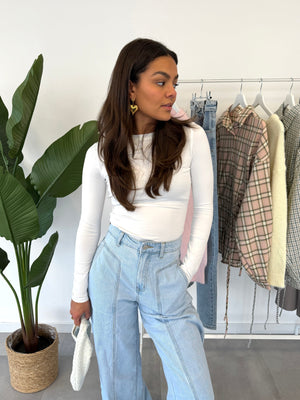 Serena body – witte body met aansluitende pasvorm en zachte stof, frontaal zicht