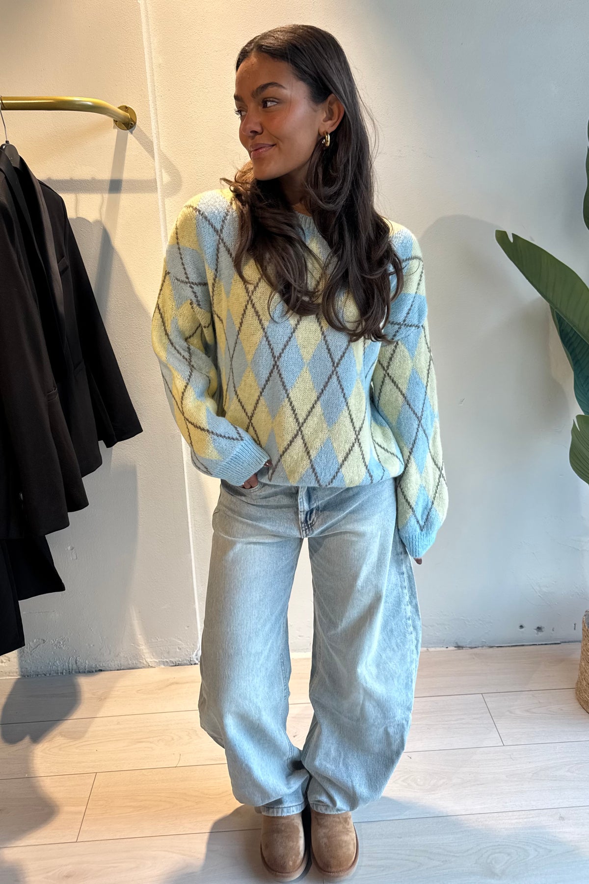 Soraya trui – stijlvolle trui met opvallend ruitjesmotief in geel, blauw en bruin, vooraanzicht