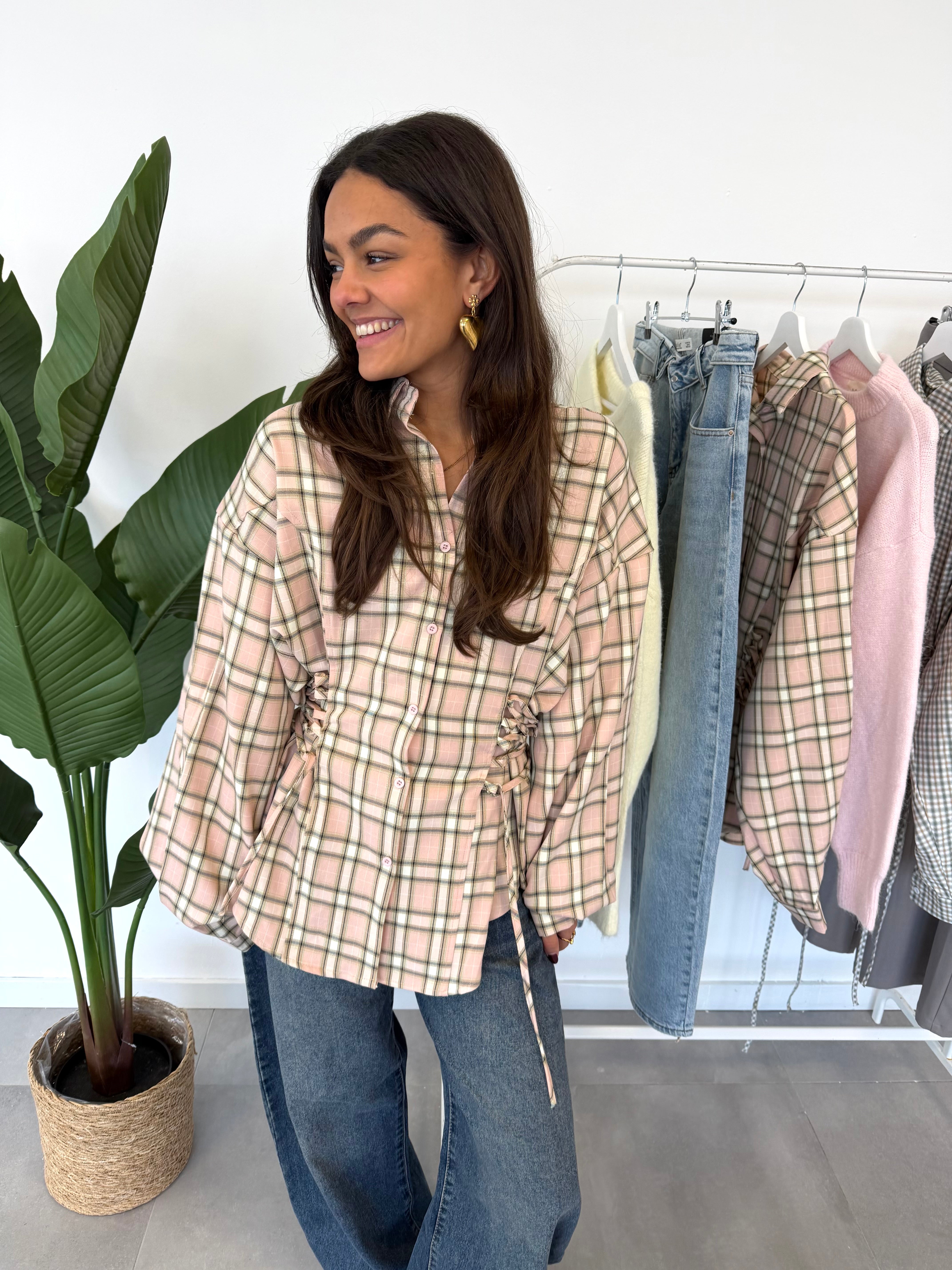 Lini blouse – roze ruitjesblouse met speelse, verstelbare sliertjes, vooraanzicht