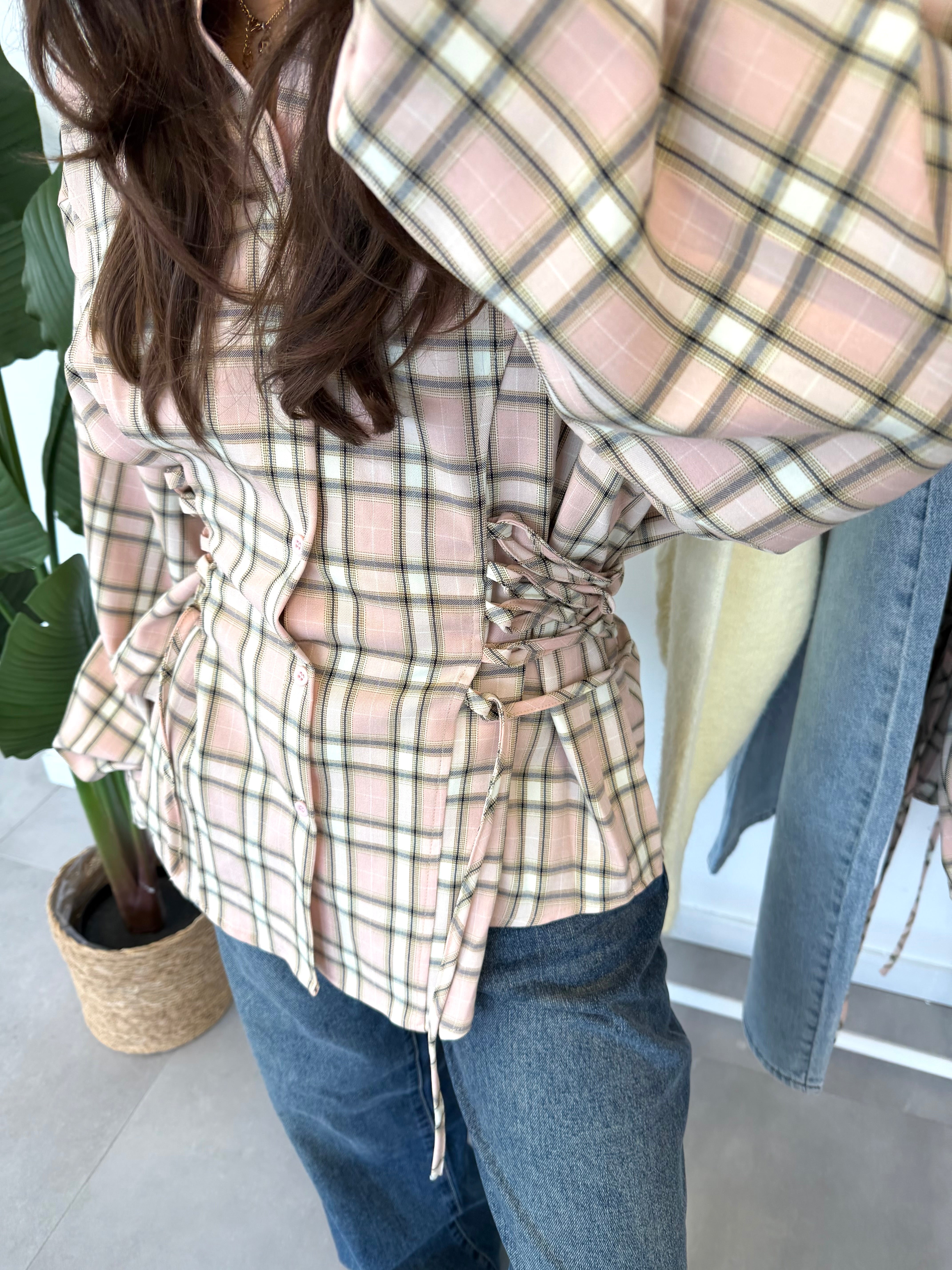 Lini blouse – roze ruitjesblouse met fijne, verstelbare sliertjes, close-up zijaanzicht