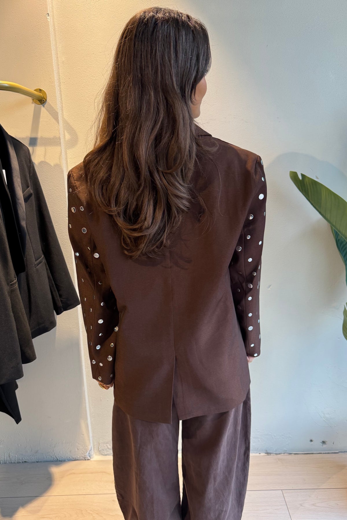 Elara blazer – bruine blazer met metalen details, achteraanzicht