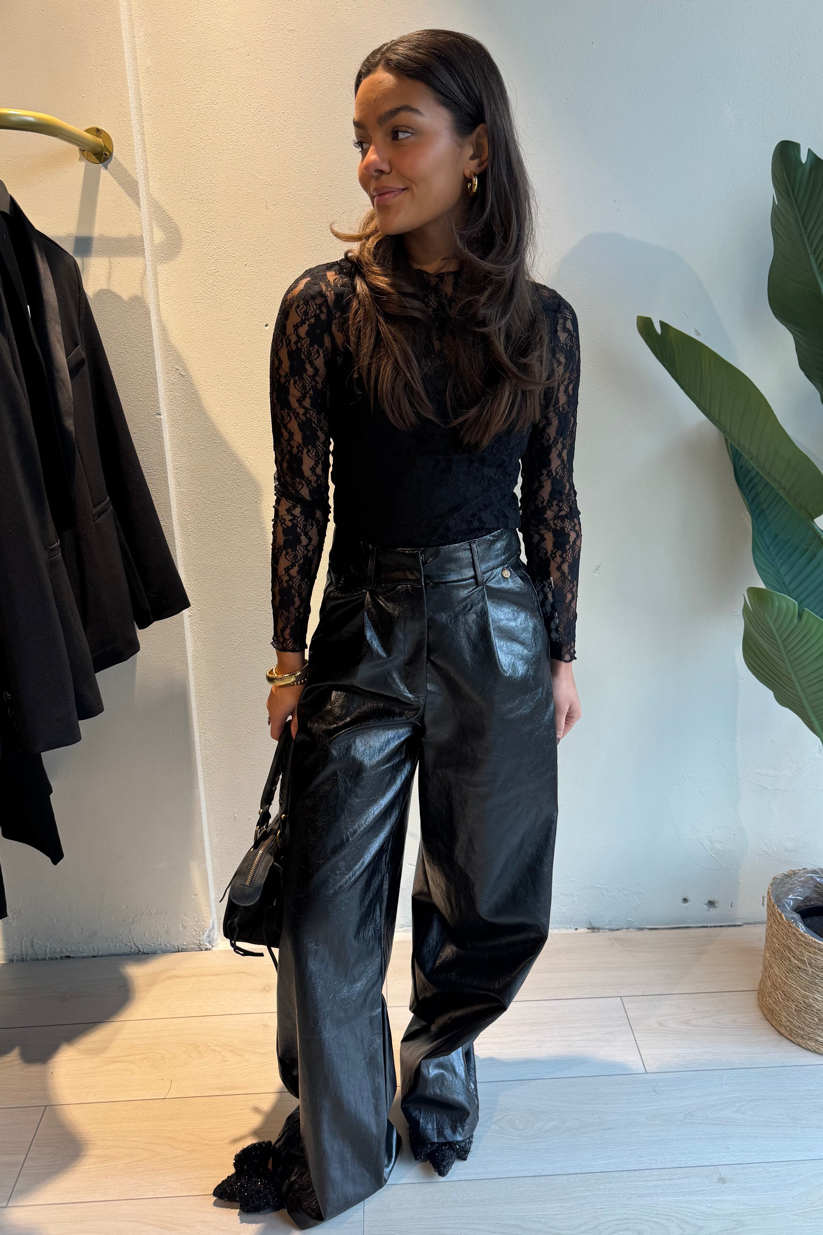 Kaia broek – zwarte vegan leren broek met stoere en stijlvolle uitstraling, vooraanzicht met kanten top