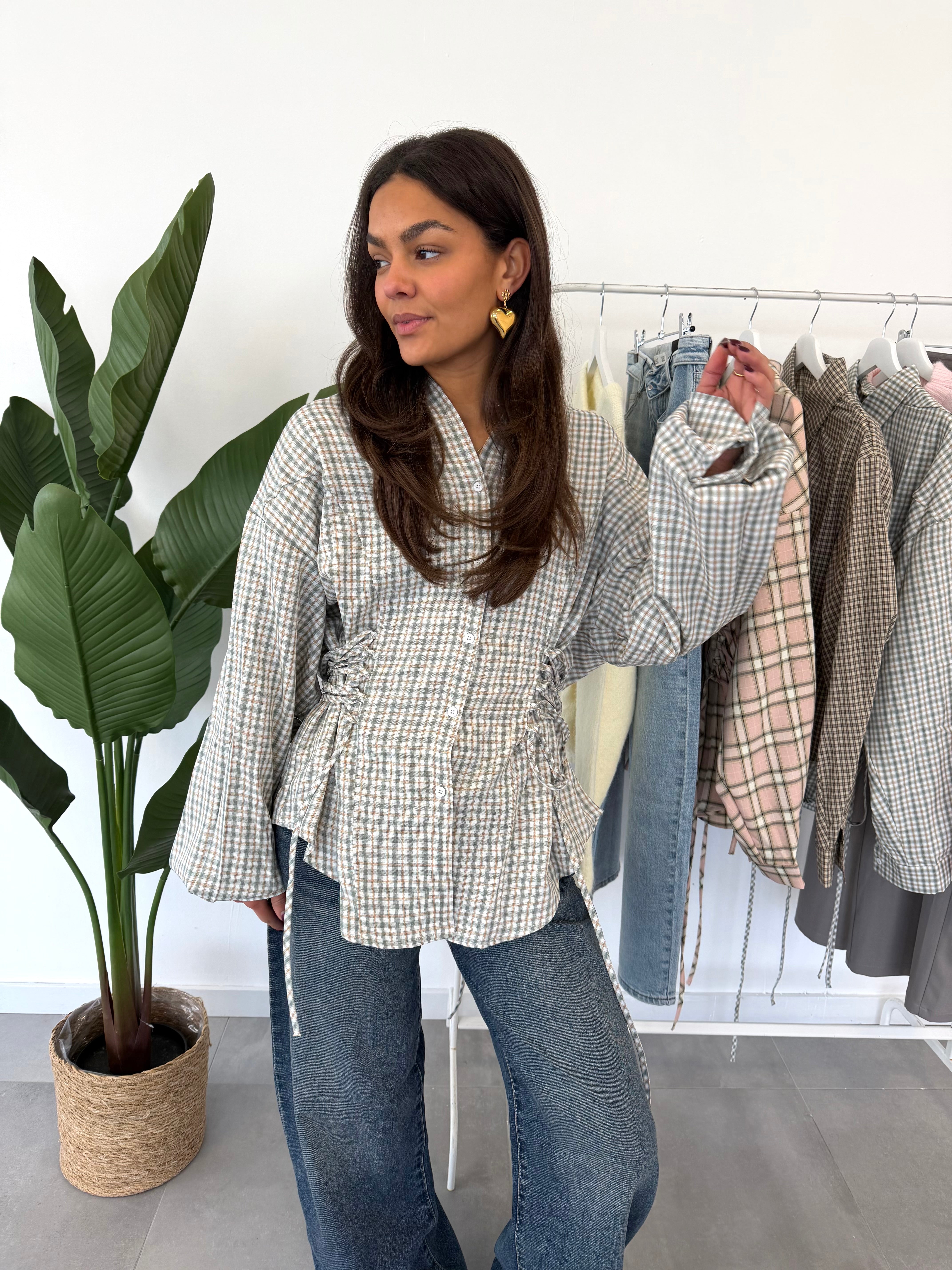 Lini blouse – groene ruitjesblouse met sliertjes voor verstelbare details, vooraanzicht