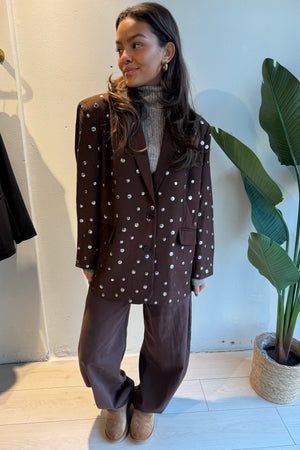 Elara blazer – bruine blazer met subtiele metalen details, vooraanzicht