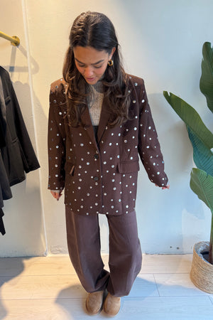 Elara blazer – stijlvolle bruine blazer met metalen accenten, vooraanzicht