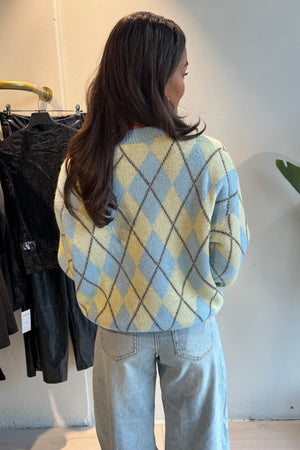 Soraya trui – warme trui met ruitjespatroon in geel, blauw en bruin, achteraanzicht