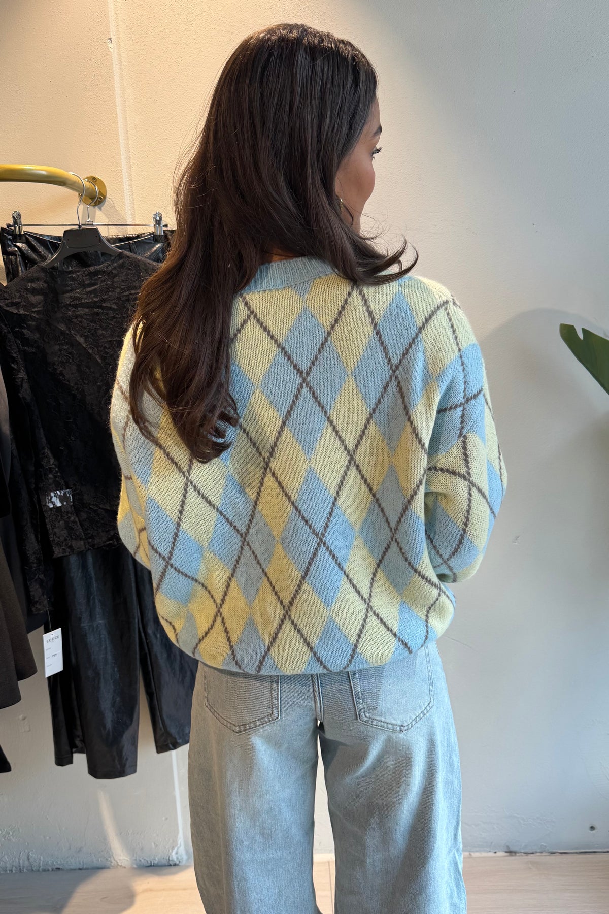 Soraya trui – warme trui met ruitjespatroon in geel, blauw en bruin, achteraanzicht