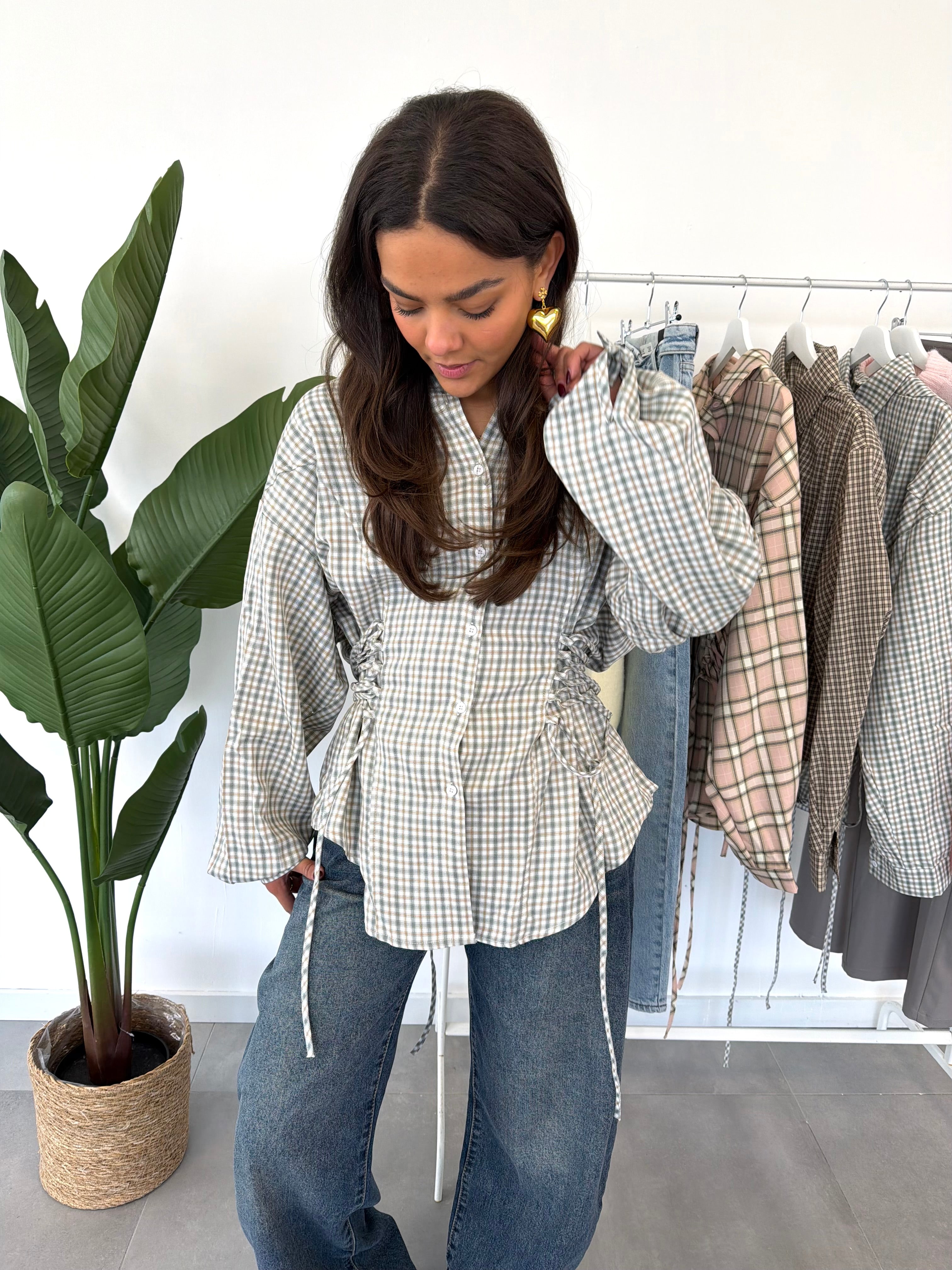Lini blouse – groene ruitjesblouse met verstelbare sliertjes voor een speels detail, vooraanzicht