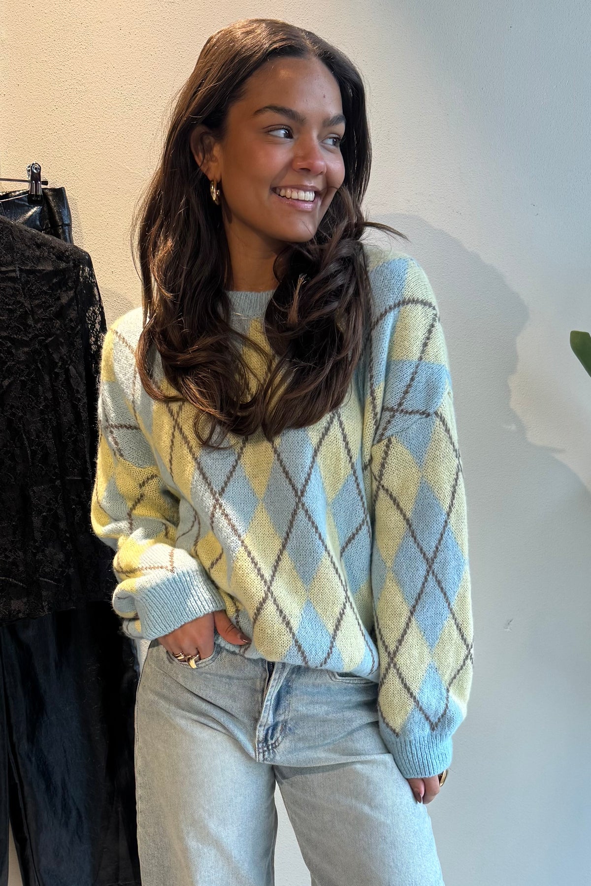 Soraya trui – warme trui met ruitjespatroon in geel, blauw en bruin, vooraanzicht