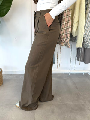 Chris pantalon – taupe pantalon met rechte, comfortabele pasvorm, zijaanzicht