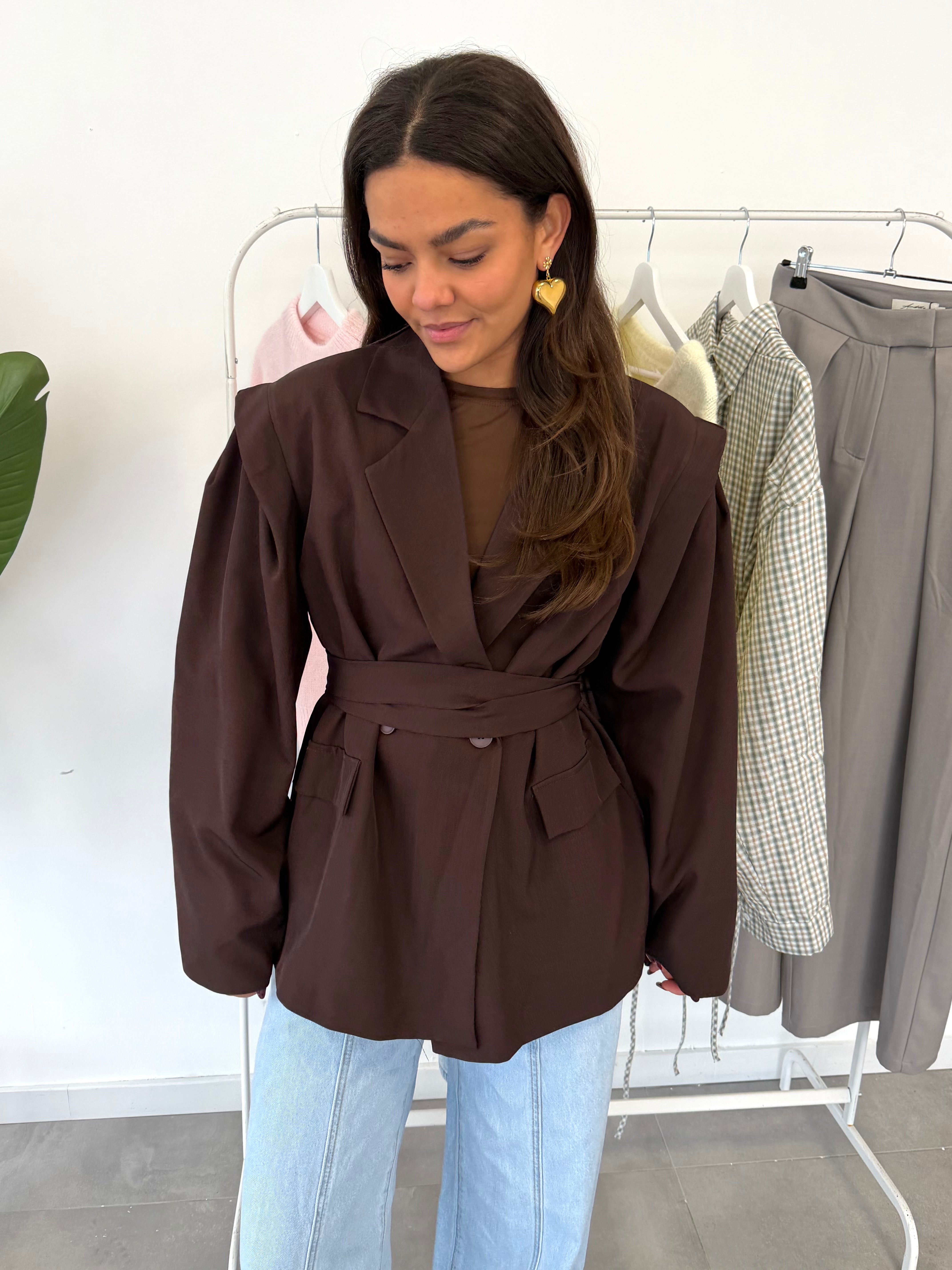 Dolly blazer – bruine blazer met strikdetail en elegante, speelse schouders, vooraanzicht
