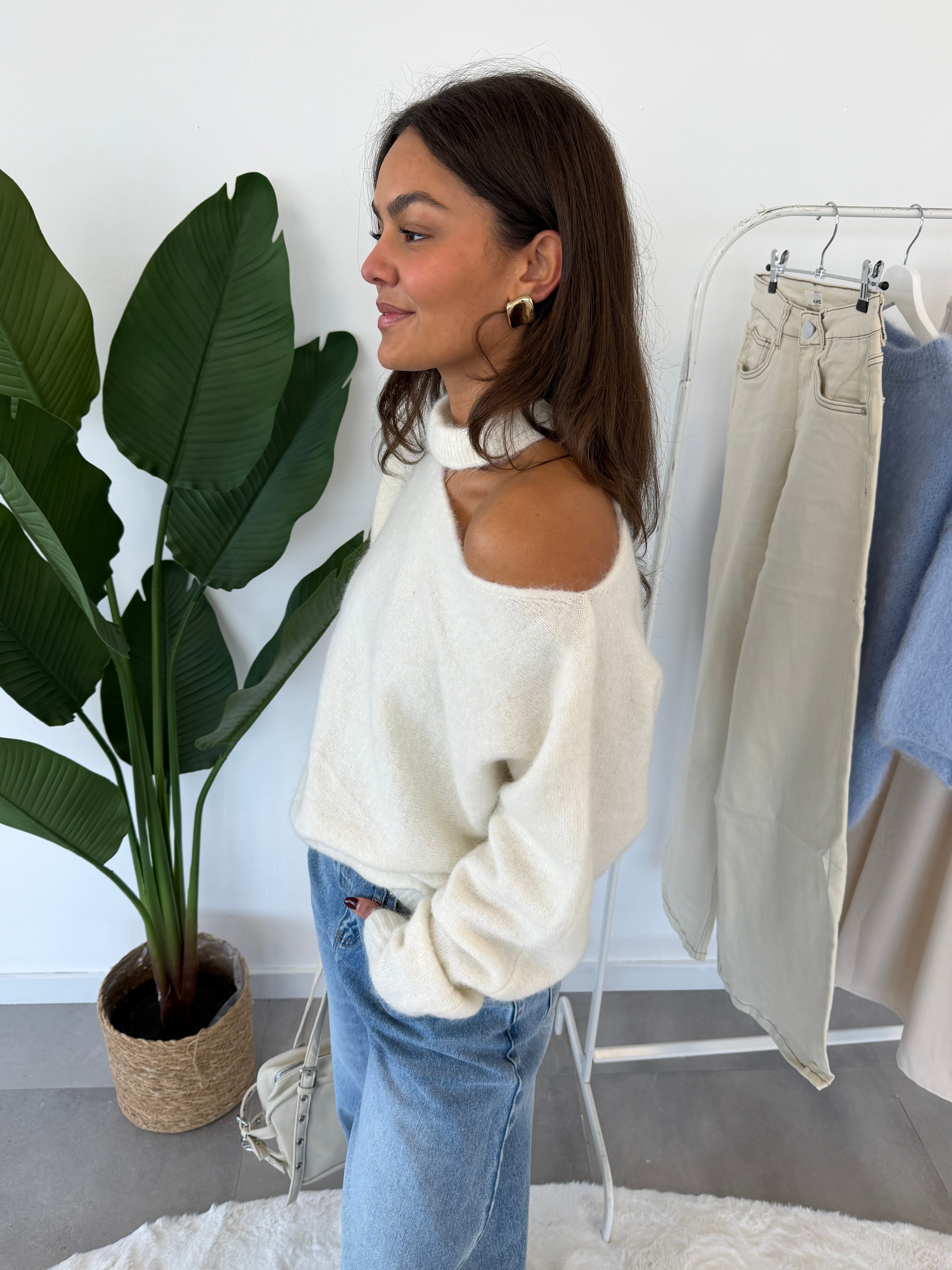 Elvya trui – witte one-shoulder dames trui, close-up van halslijn en zachte stof