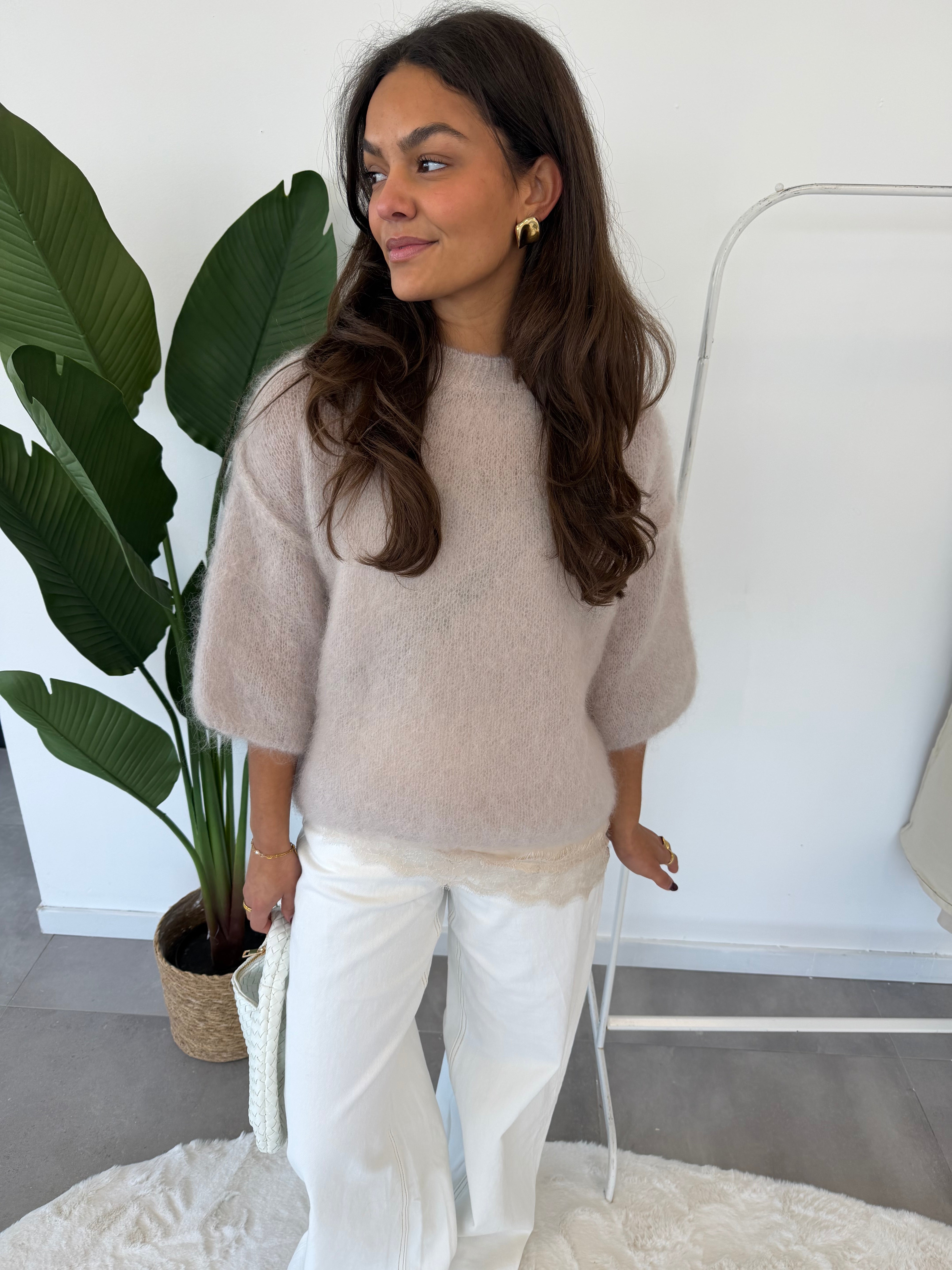Rosie top – beige top met middellange mouwen van zachte, comfortabele stof, vooraanzicht