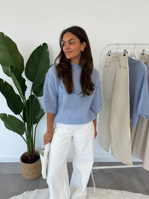 Rosie top – blauwe top van zachte stof met middellange mouwen en een comfortabele pasvorm, vooraanzicht