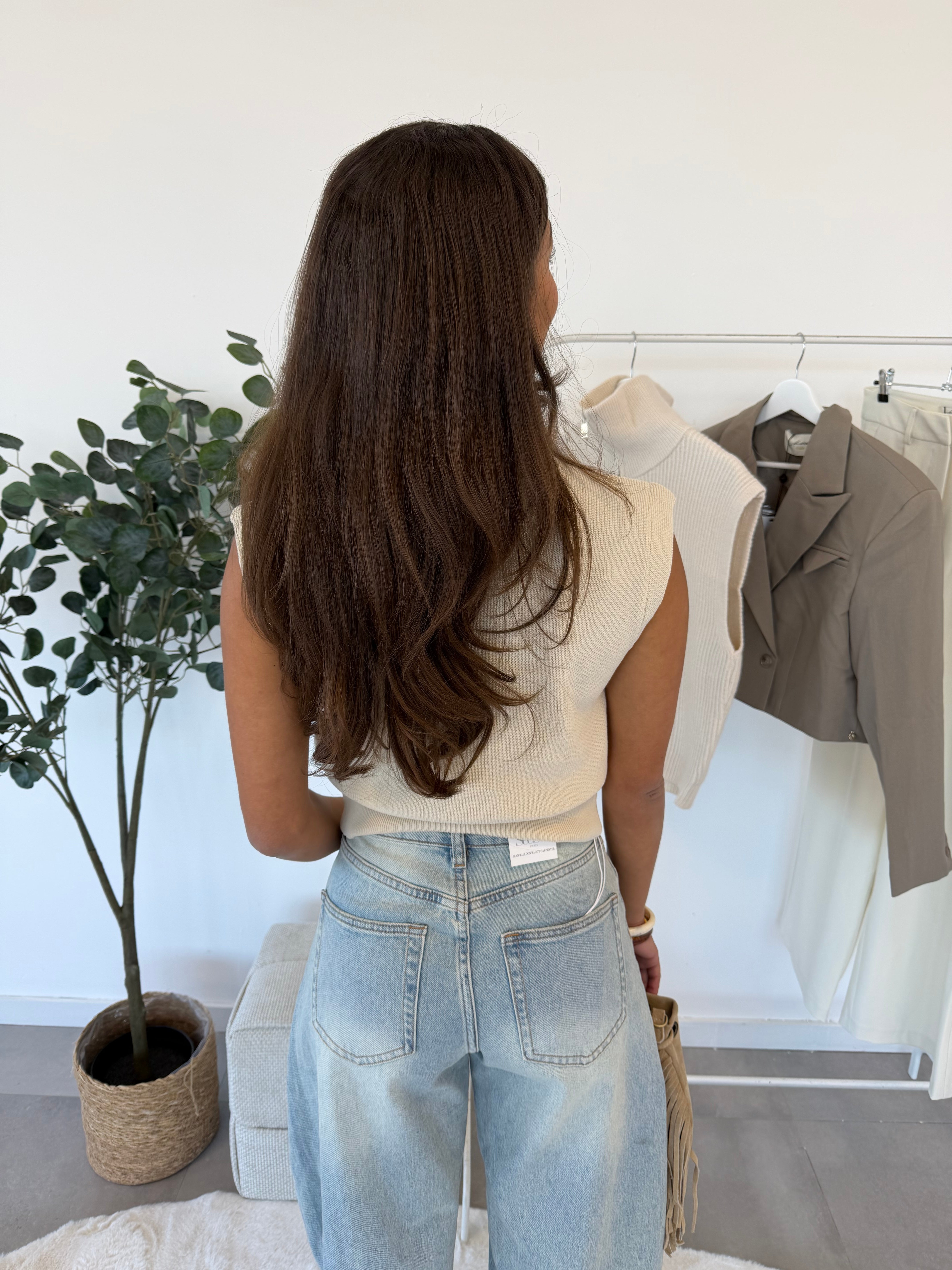 Sammy top – beige top zonder mouwen, achterzijde, gecombineerd met een blauwe broek